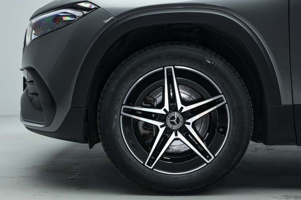 Grå Mercedes EQB250 fra 2023