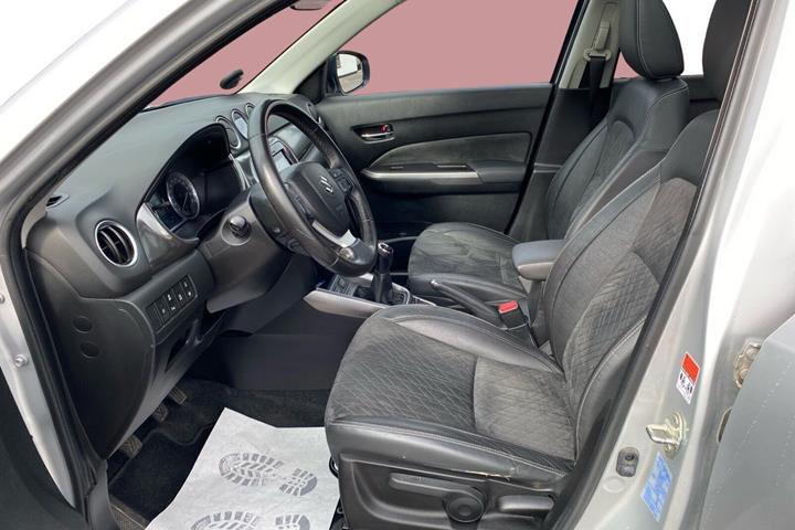Sølv Suzuki Vitara fra 2019