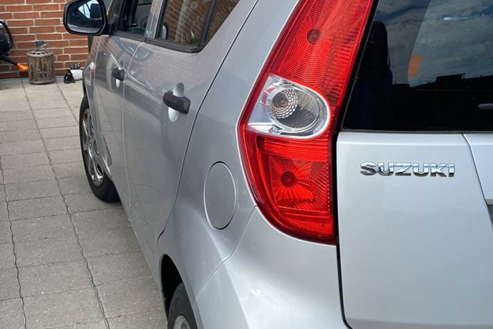 Grå Suzuki Splash fra 2011