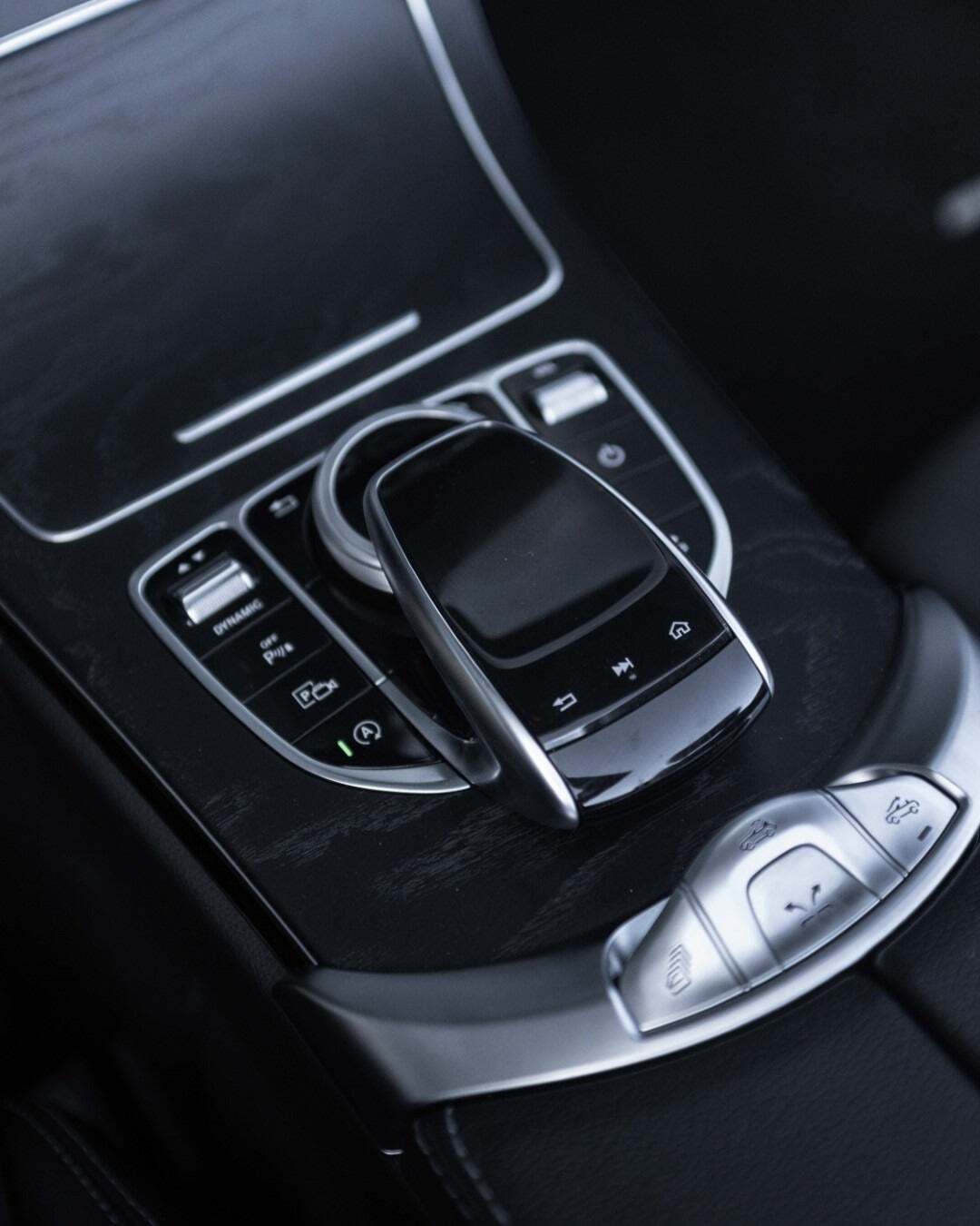 Grå Mercedes C400 fra 2019