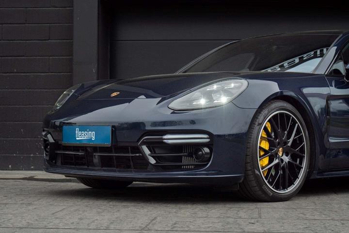 Blå Porsche Panamera GTS fra 2019 set udefra