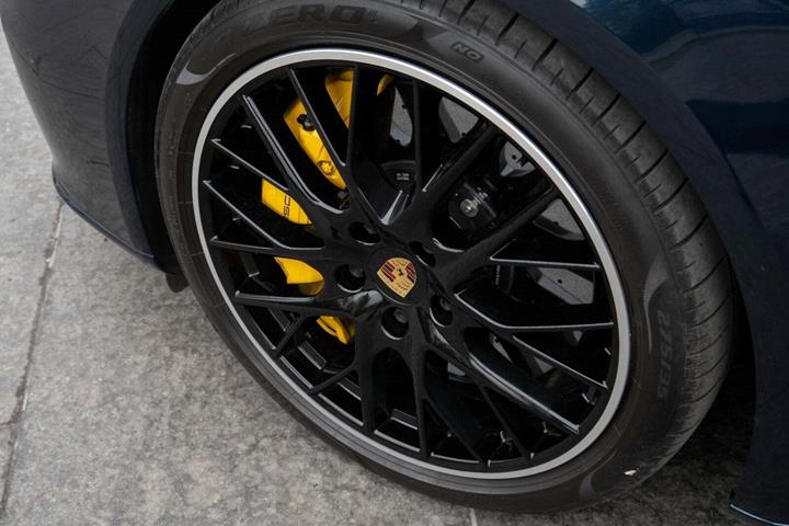 Blå Porsche Panamera GTS fra 2019 set udefra