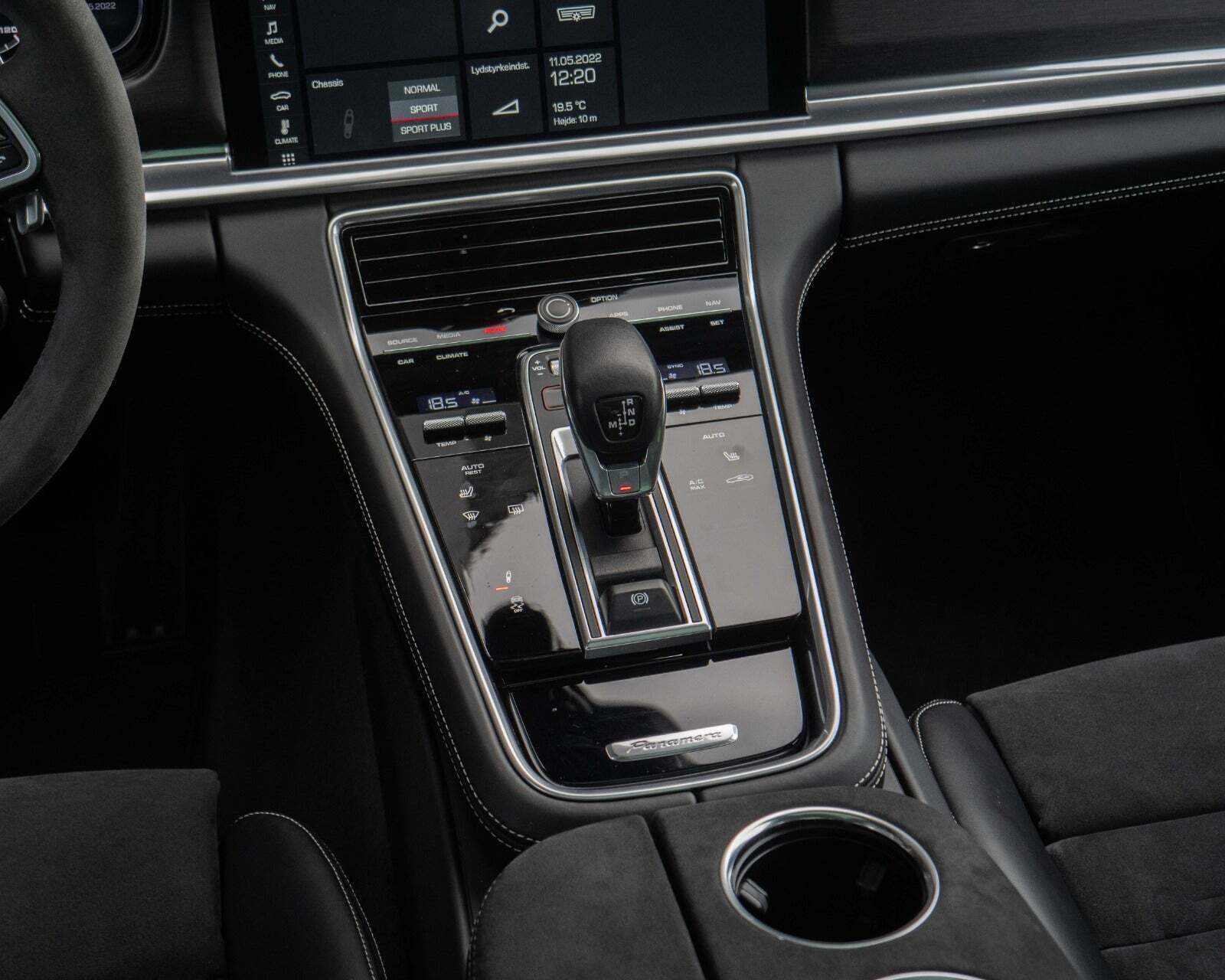 Blå Porsche Panamera GTS fra 2019