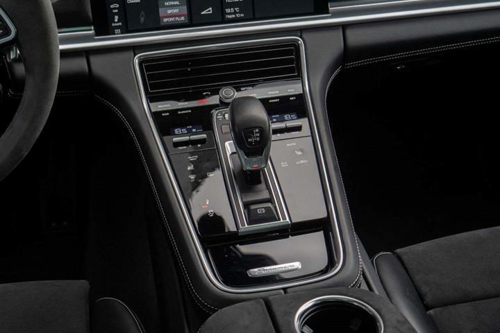 Blå Porsche Panamera GTS fra 2019