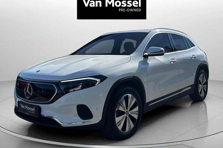 Hvid Mercedes EQA250 fra 2023 set udefra