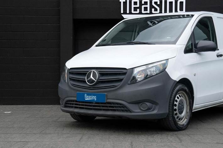 Hvid Mercedes Vito 114 fra 2022