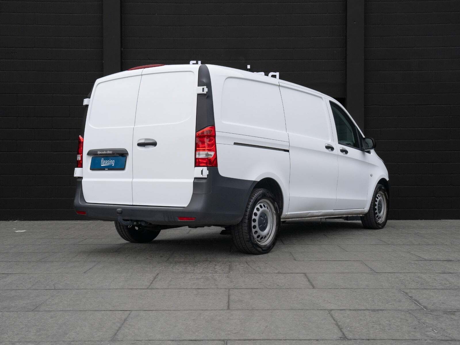 Hvid Mercedes Vito 114 fra 2022