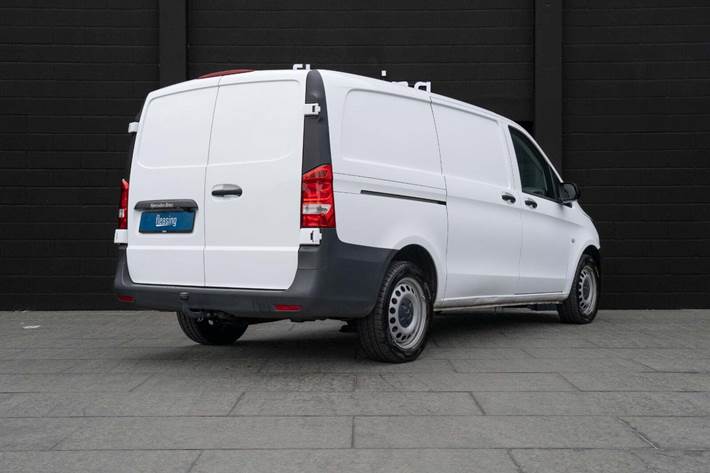 Hvid Mercedes Vito 114 fra 2022