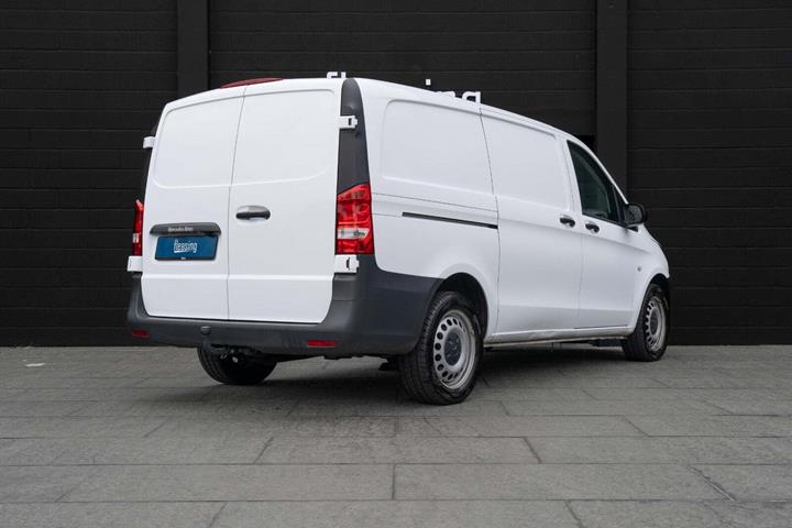 Hvid Mercedes Vito 114 fra 2022