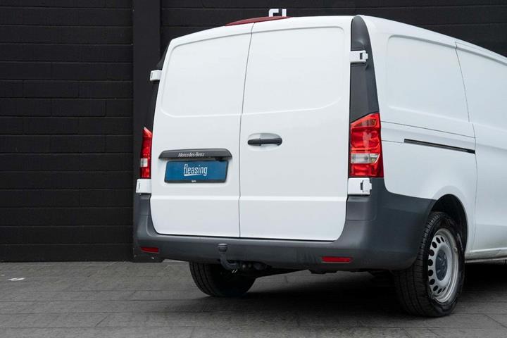 Hvid Mercedes Vito 114 fra 2022