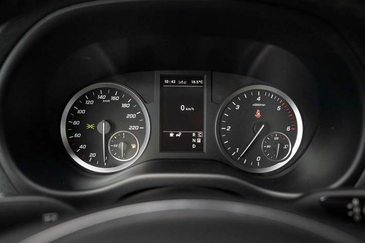 Hvid Mercedes Vito 114 fra 2022
