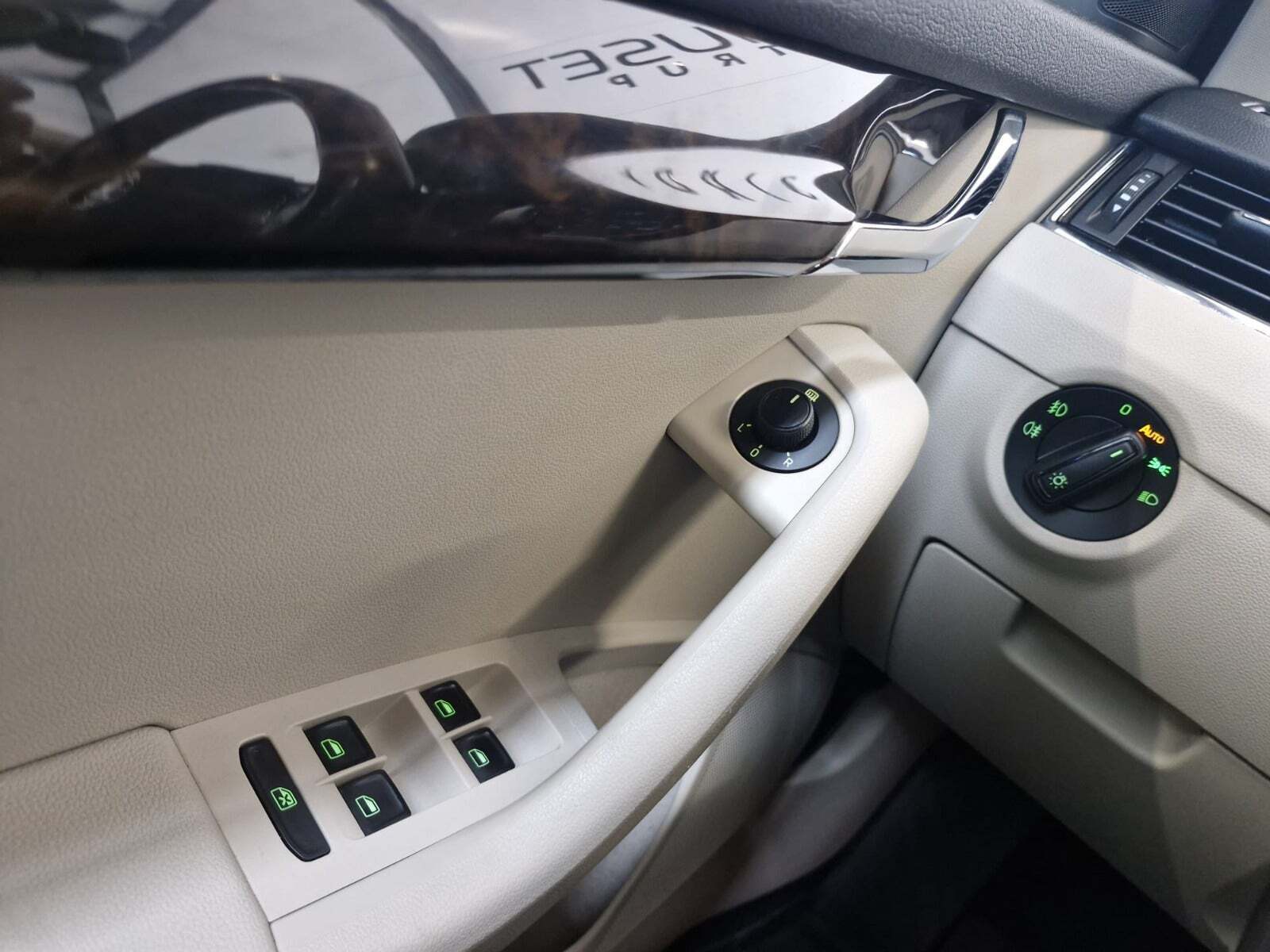 Sort Skoda Octavia fra 2014