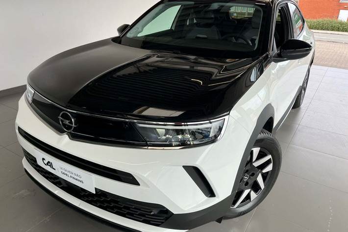 Hvid Opel Mokka-e fra 2023 set udefra