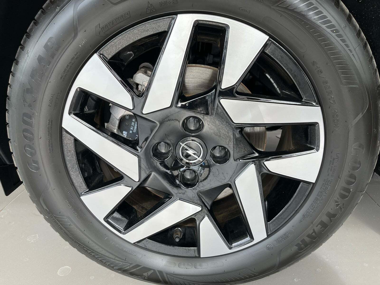 Hvid Opel Mokka-e fra 2023