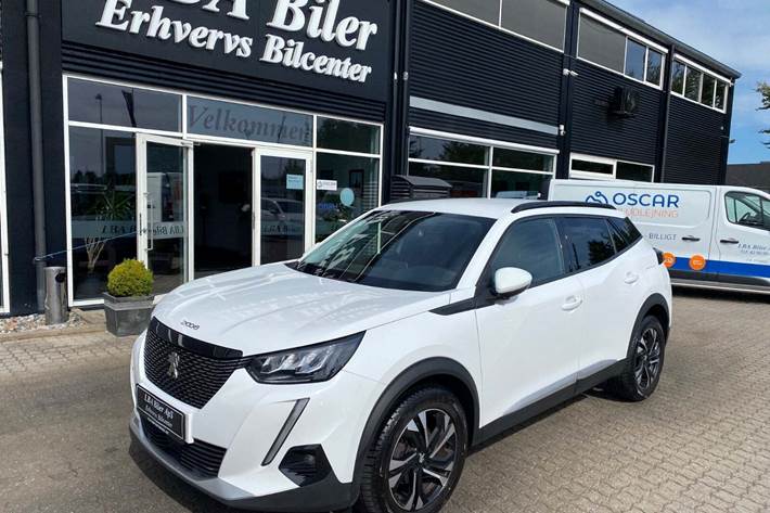 Hvid Peugeot 2008 fra 2021 set udefra