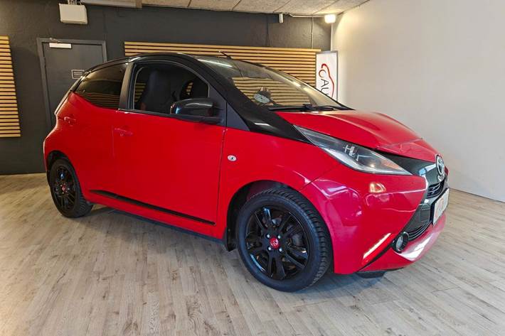 Rød Toyota Aygo fra 2017 set udefra