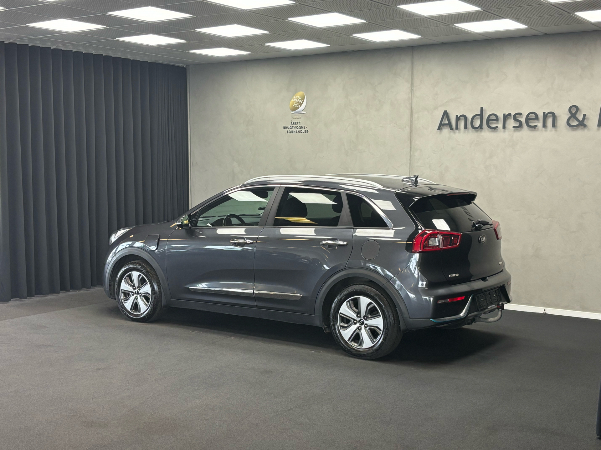 Grå Kia Niro fra 2019