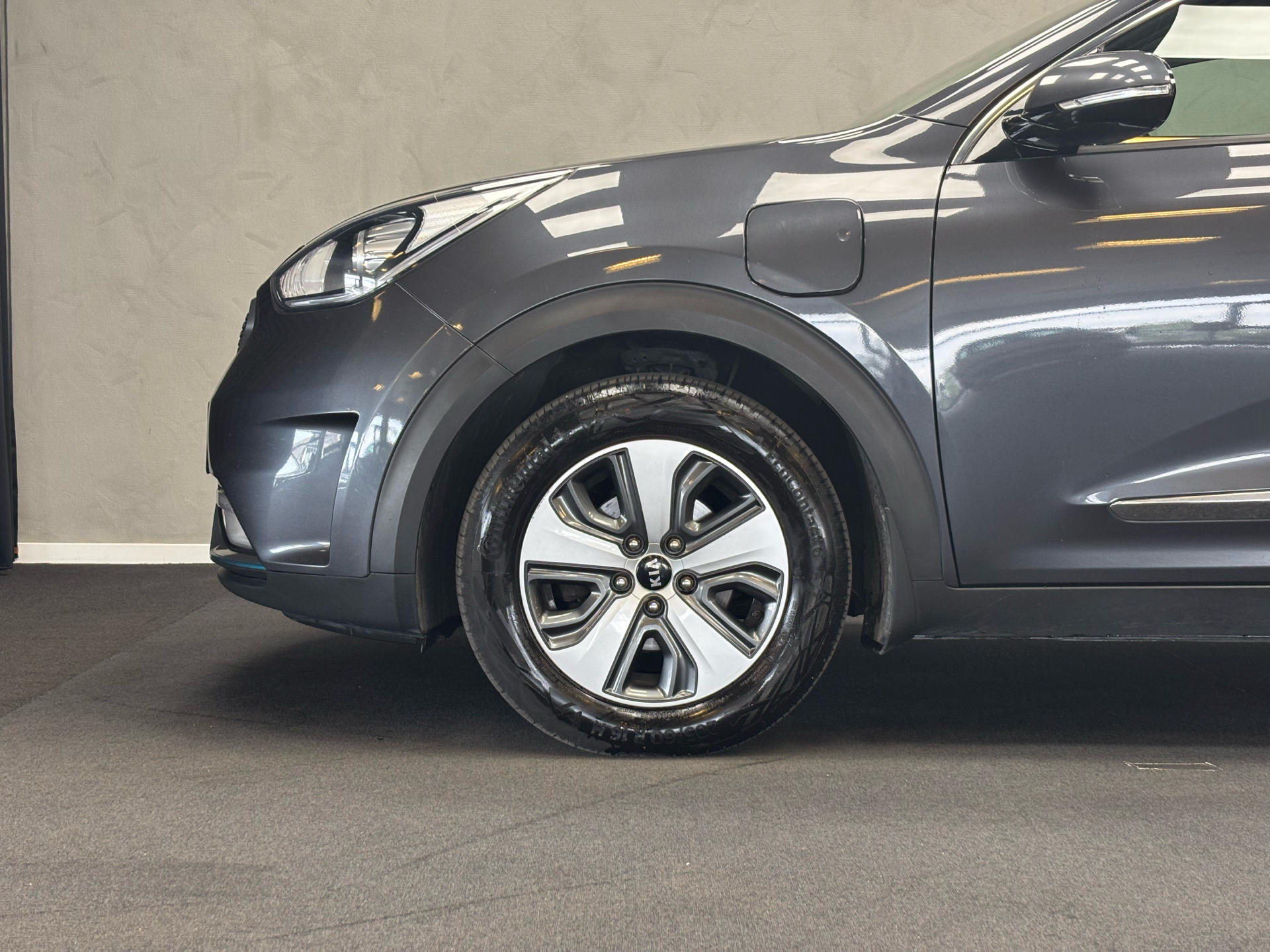 Grå Kia Niro fra 2019