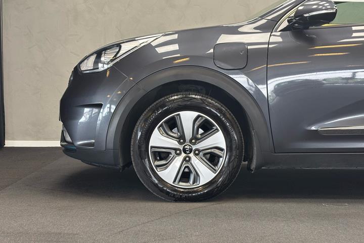 Grå Kia Niro fra 2019