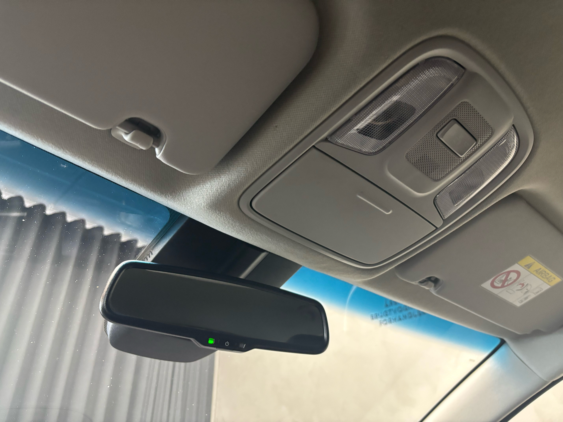 Grå Kia Niro fra 2019 set indefra