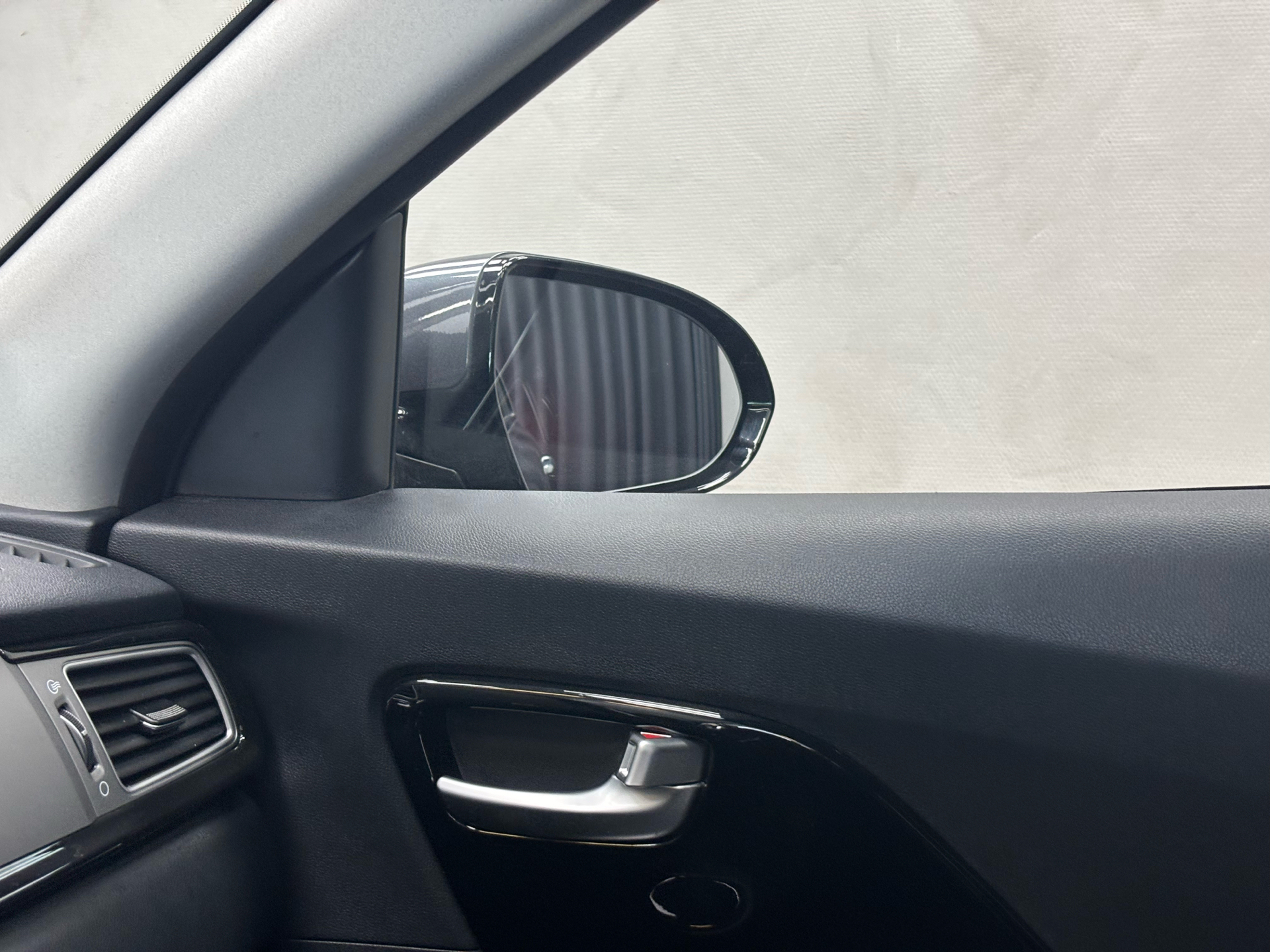 Grå Kia Niro fra 2019 set indefra