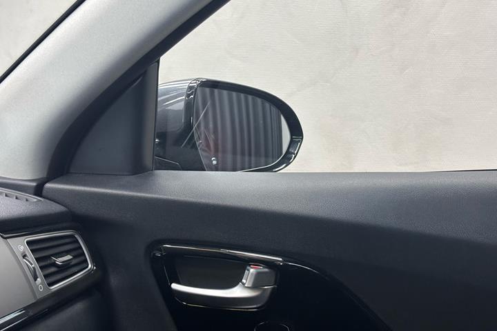 Grå Kia Niro fra 2019 set indefra