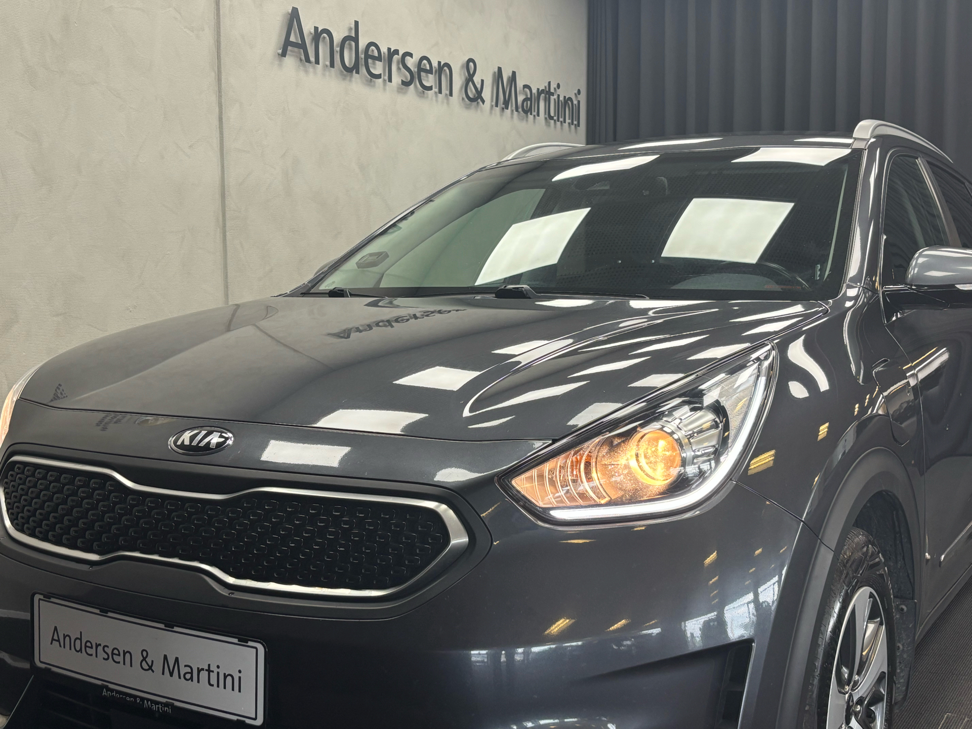 Grå Kia Niro fra 2019 set udefra