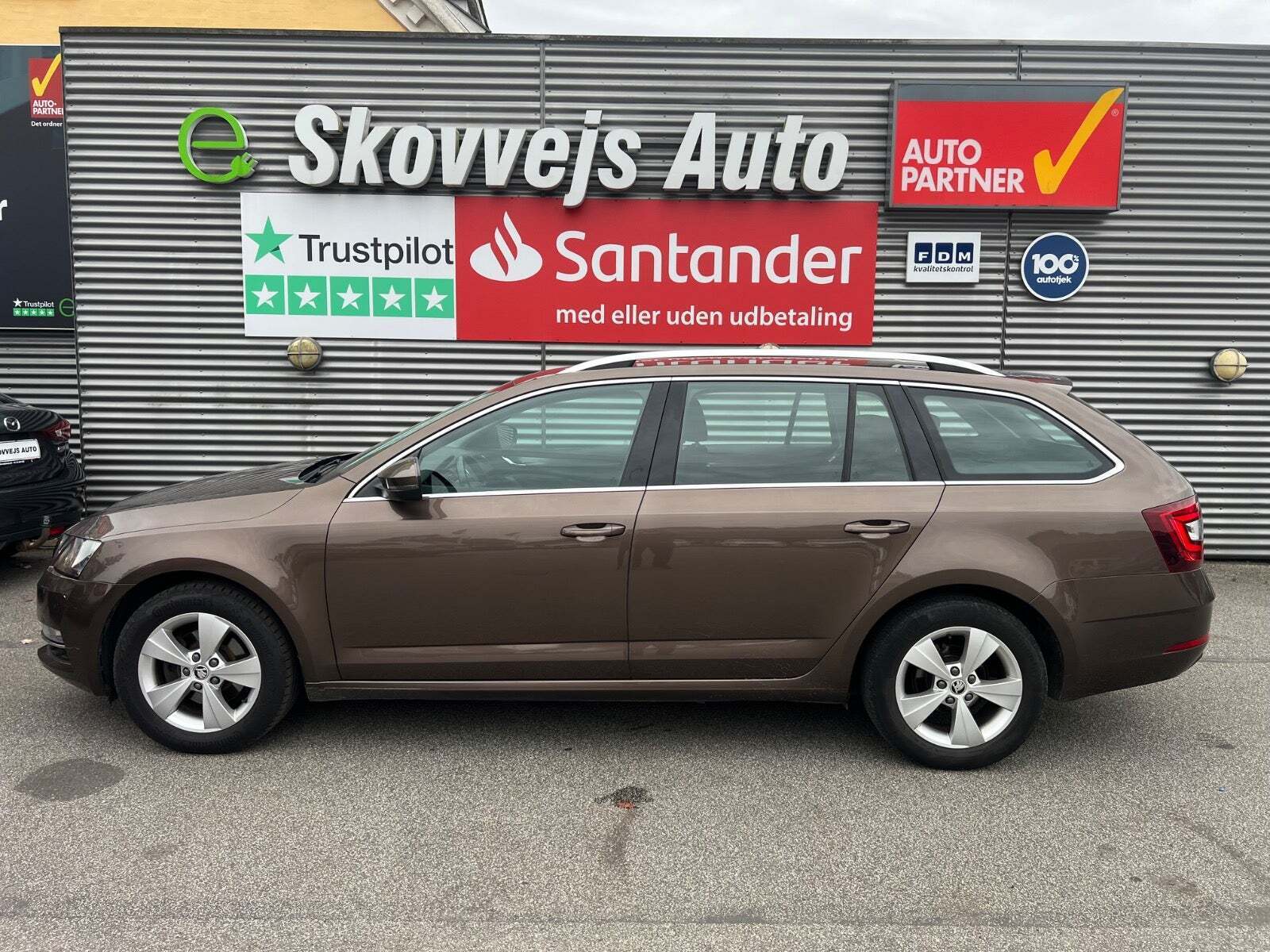 Brun Skoda Octavia fra 2018
