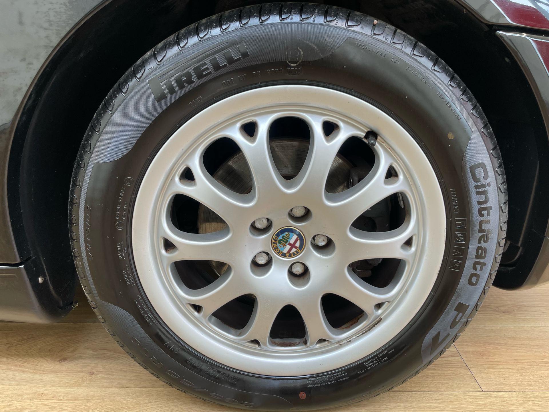 Sort Alfa Romeo Spider fra 2000 set udefra