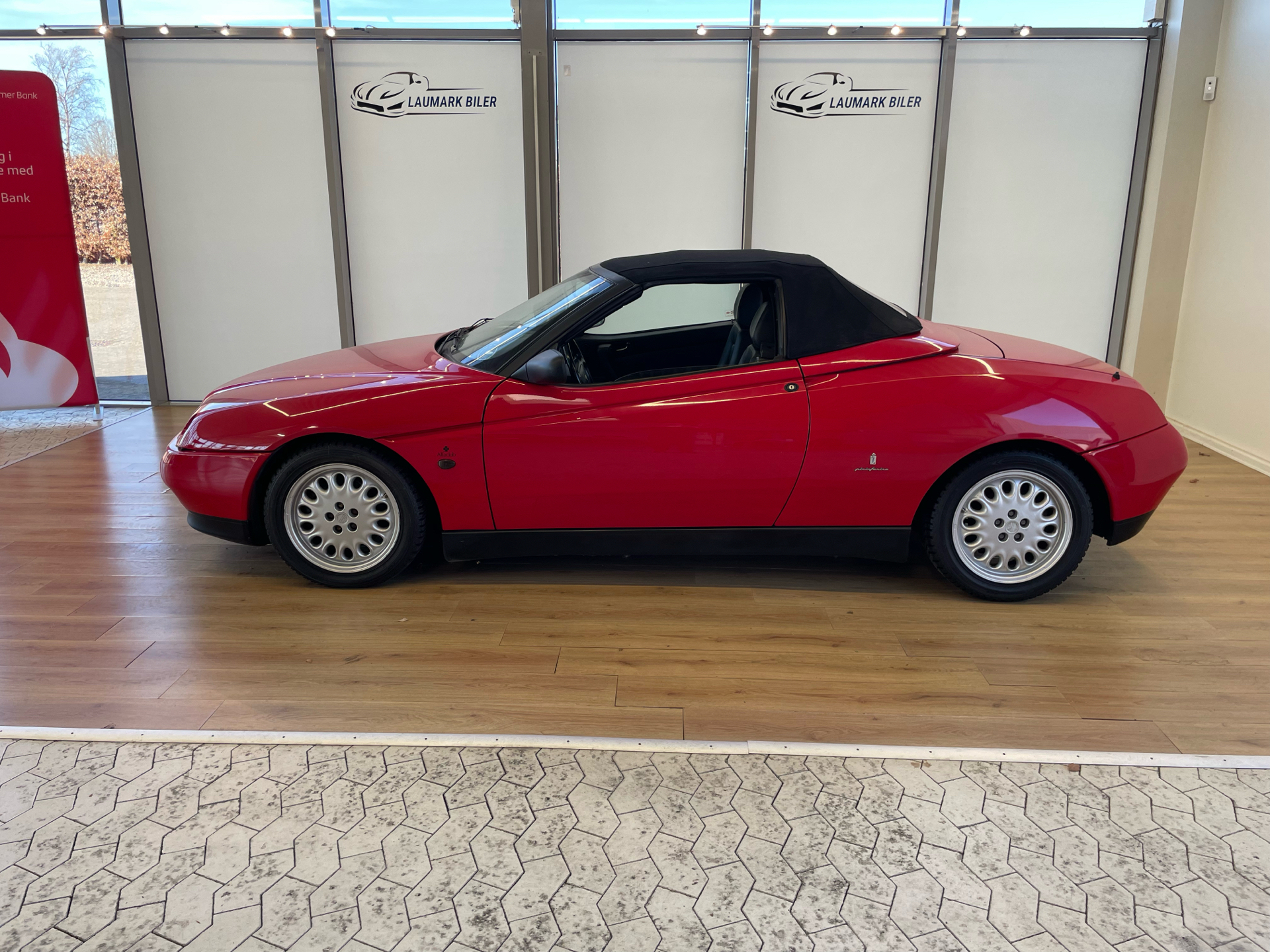 Rød Alfa Romeo Spider fra 1996