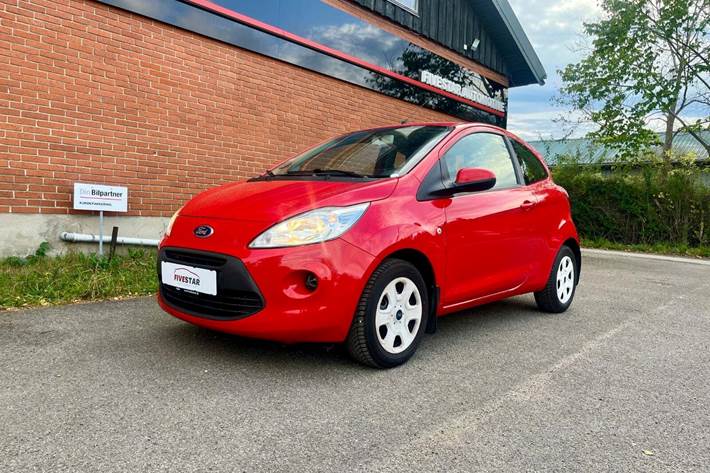 Rød Ford Ka fra 2016 set udefra
