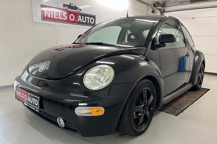 Sort VW New Beetle fra 1998 set udefra