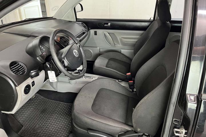 Sort VW New Beetle fra 1998 set indefra