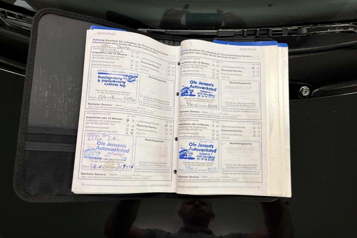 Sort VW New Beetle fra 1998 set udefra