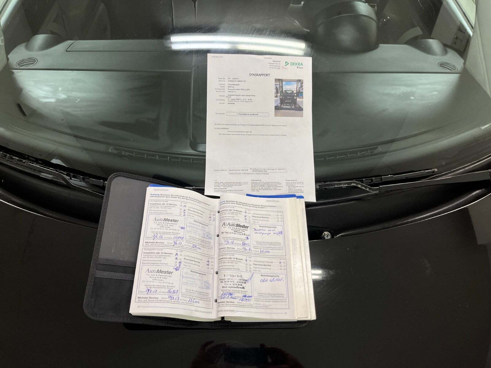Sort VW New Beetle fra 1998 set udefra