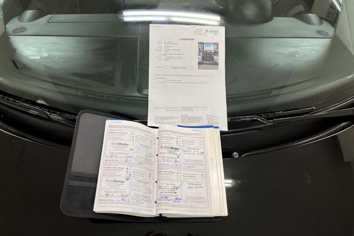 Sort VW New Beetle fra 1998 set udefra