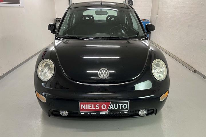 Sort VW New Beetle fra 1998 set udefra