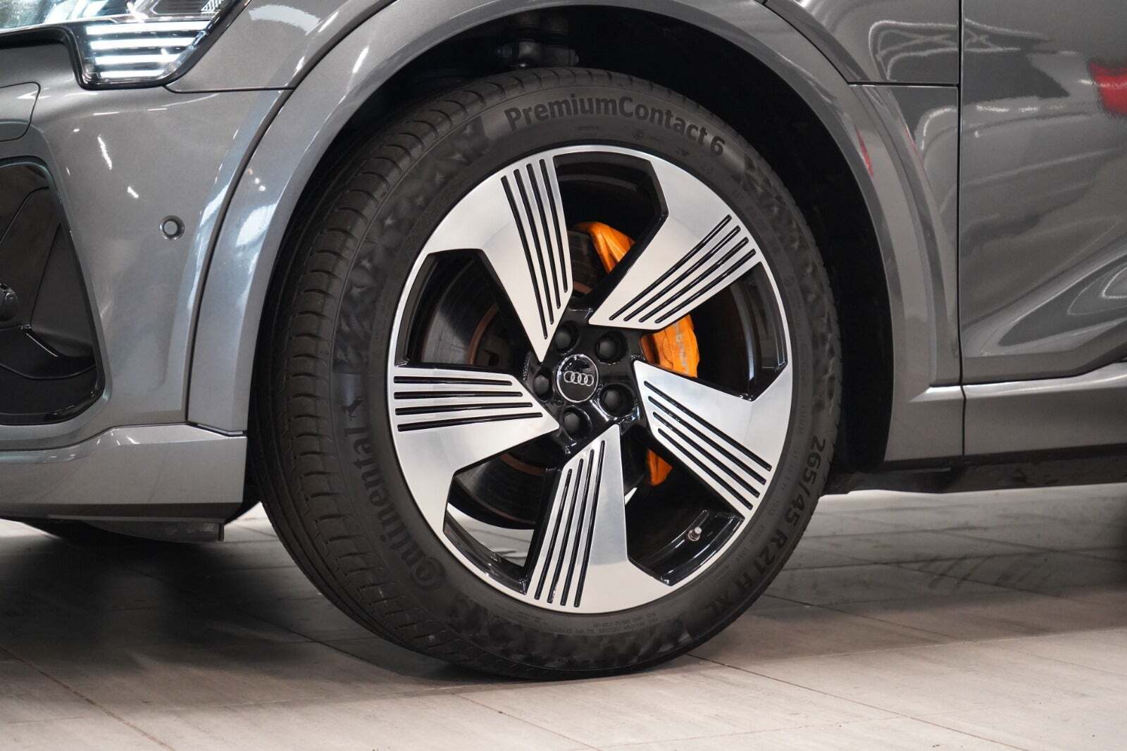 Grå Audi e-tron fra 2020