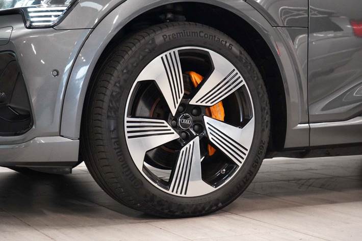 Grå Audi e-tron fra 2020