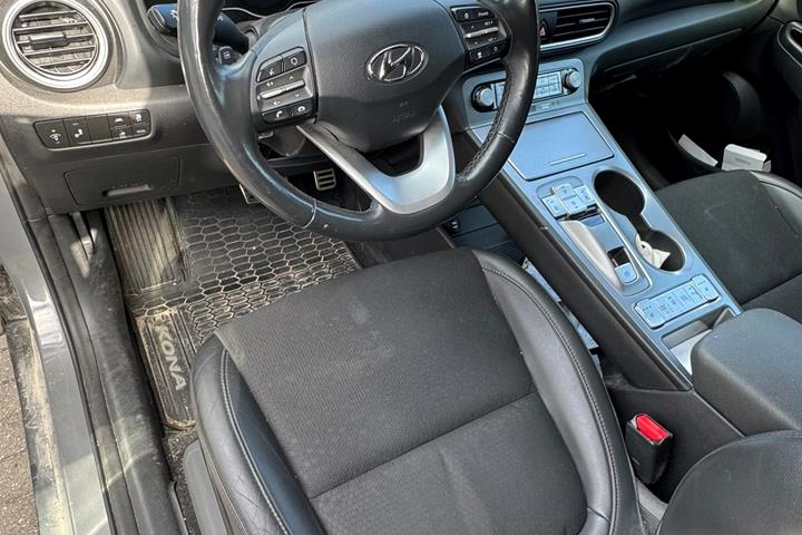 Grå Hyundai Kona fra 2019