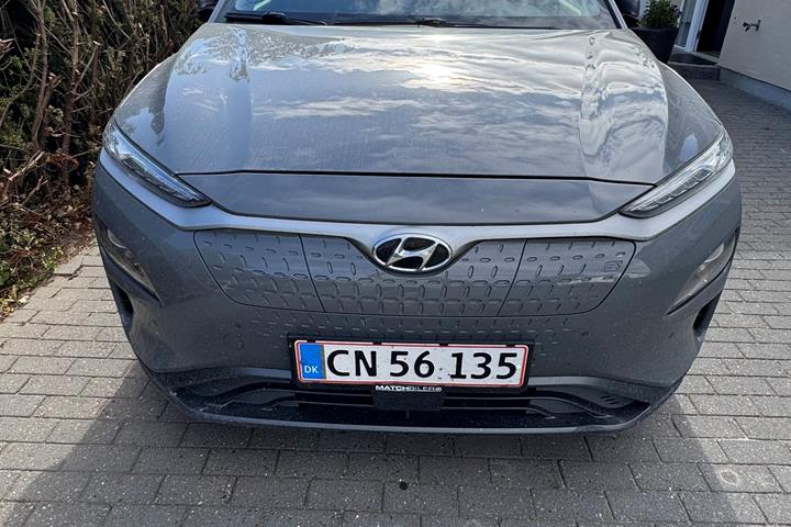 Grå Hyundai Kona fra 2019