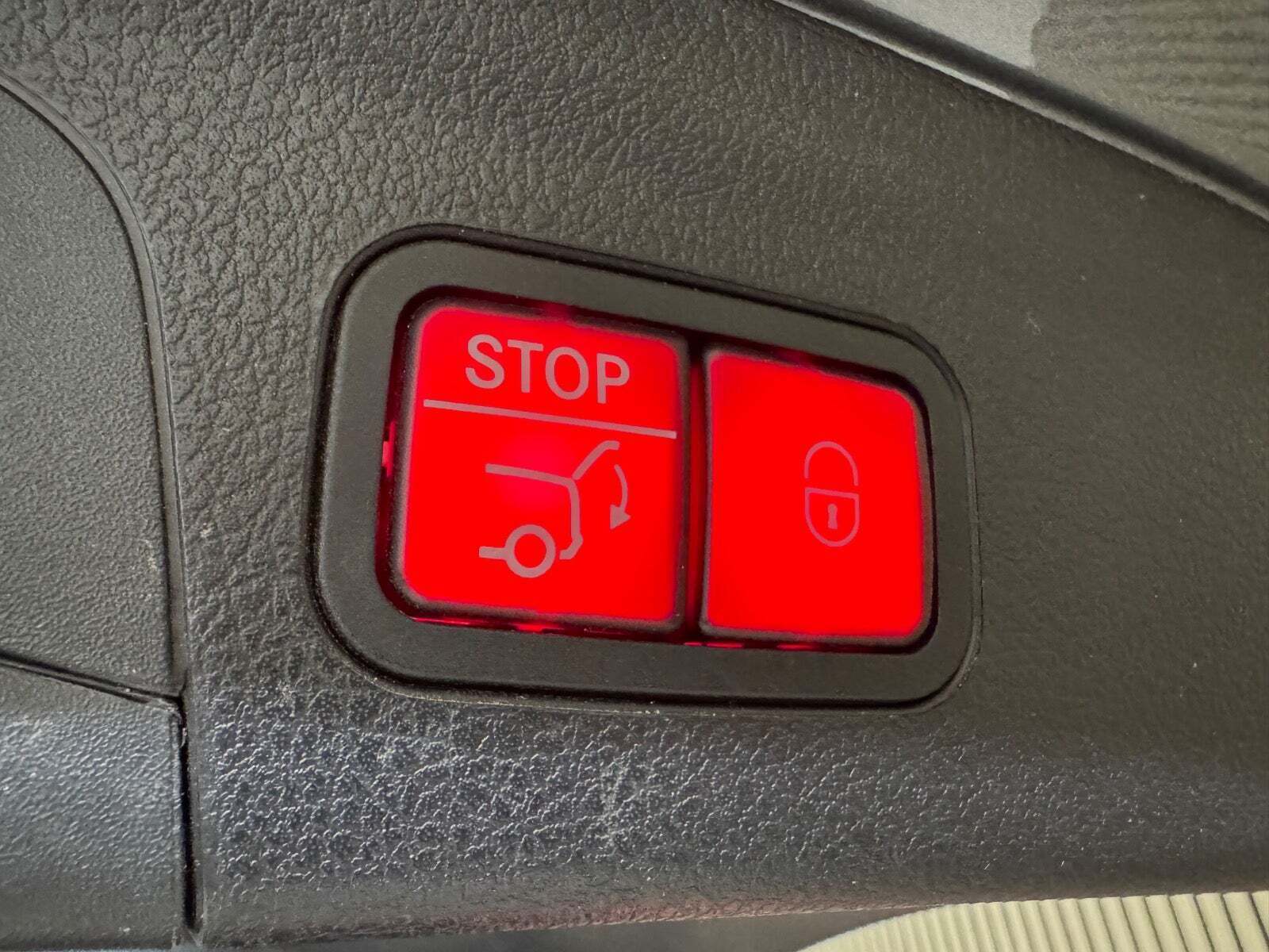 Grå Mercedes GLE350 de fra 2022 set indefra