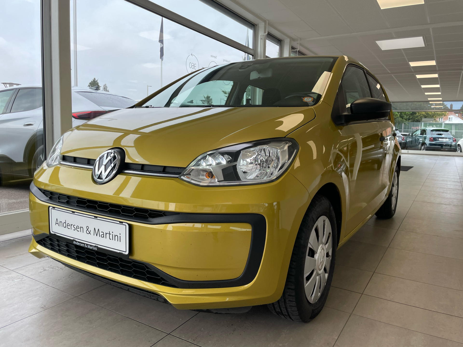 Gul VW up fra 2019 set udefra