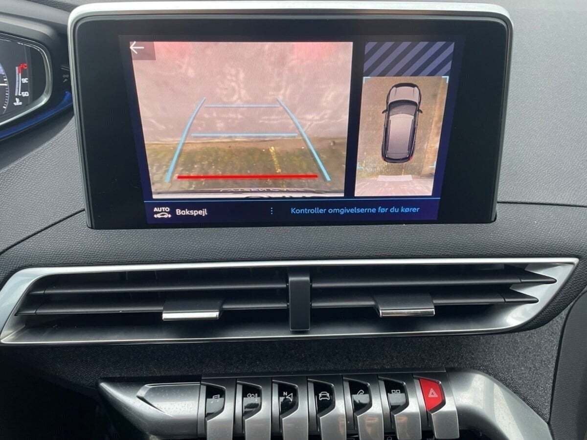 Rød Peugeot 3008 fra 2018