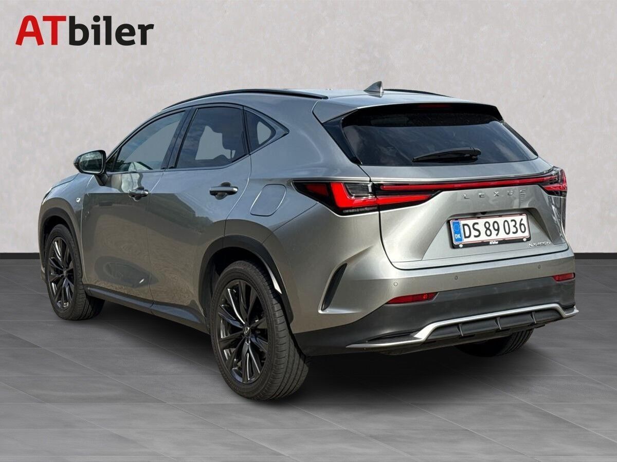 Sølv Lexus NX fra 2023