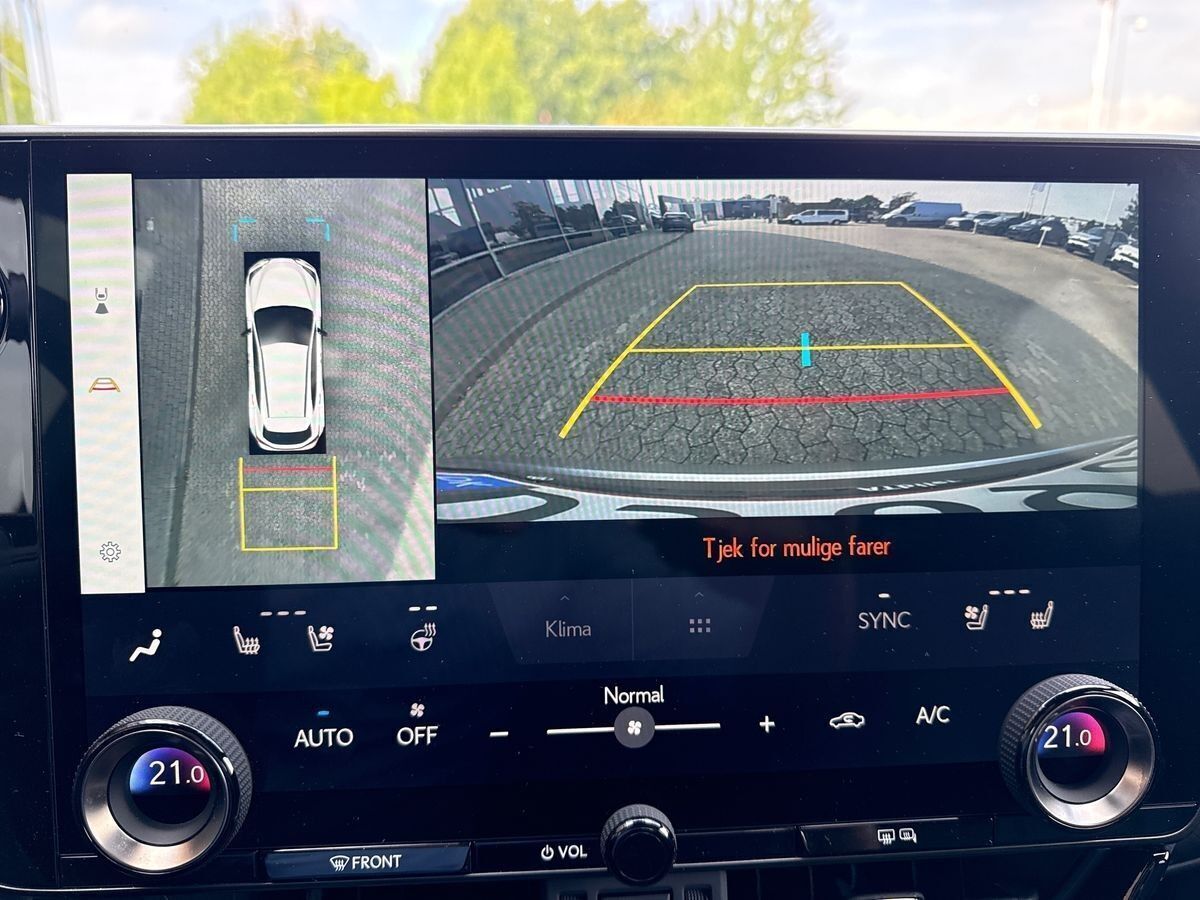 Sølv Lexus NX fra 2023