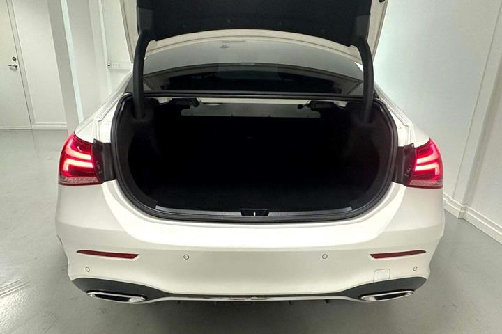 Hvid Mercedes A220 d fra 2021 set indefra