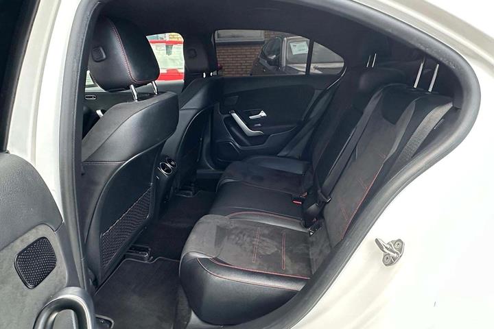 Hvid Mercedes A220 d fra 2021 set indefra