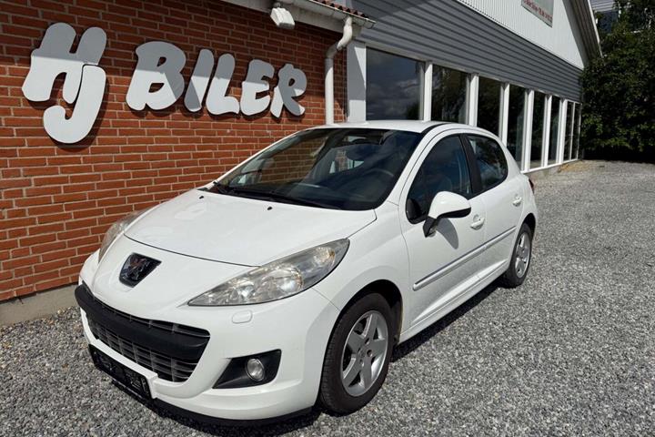 Hvid Peugeot 207 fra 2012 set udefra