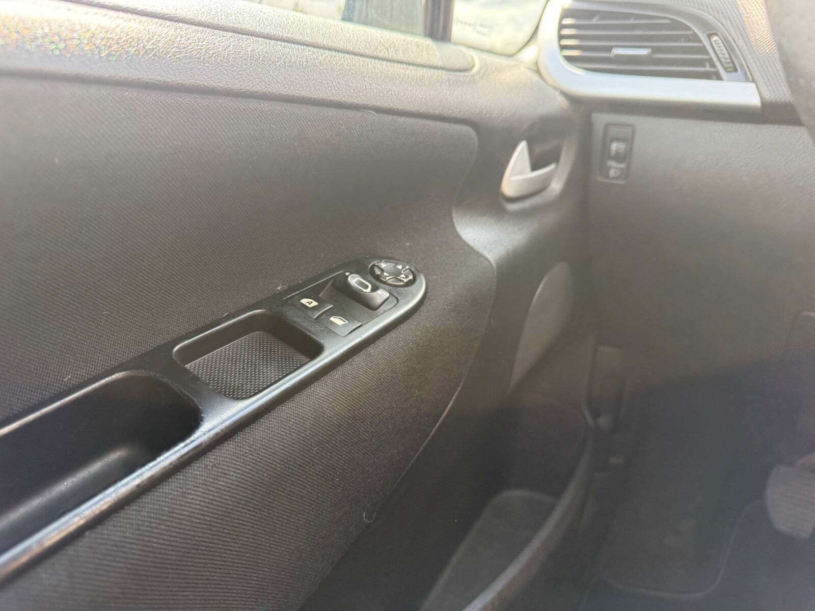 Hvid Peugeot 207 fra 2012